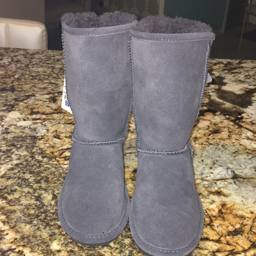 BearPaw boots in grey- Brand New, size:7